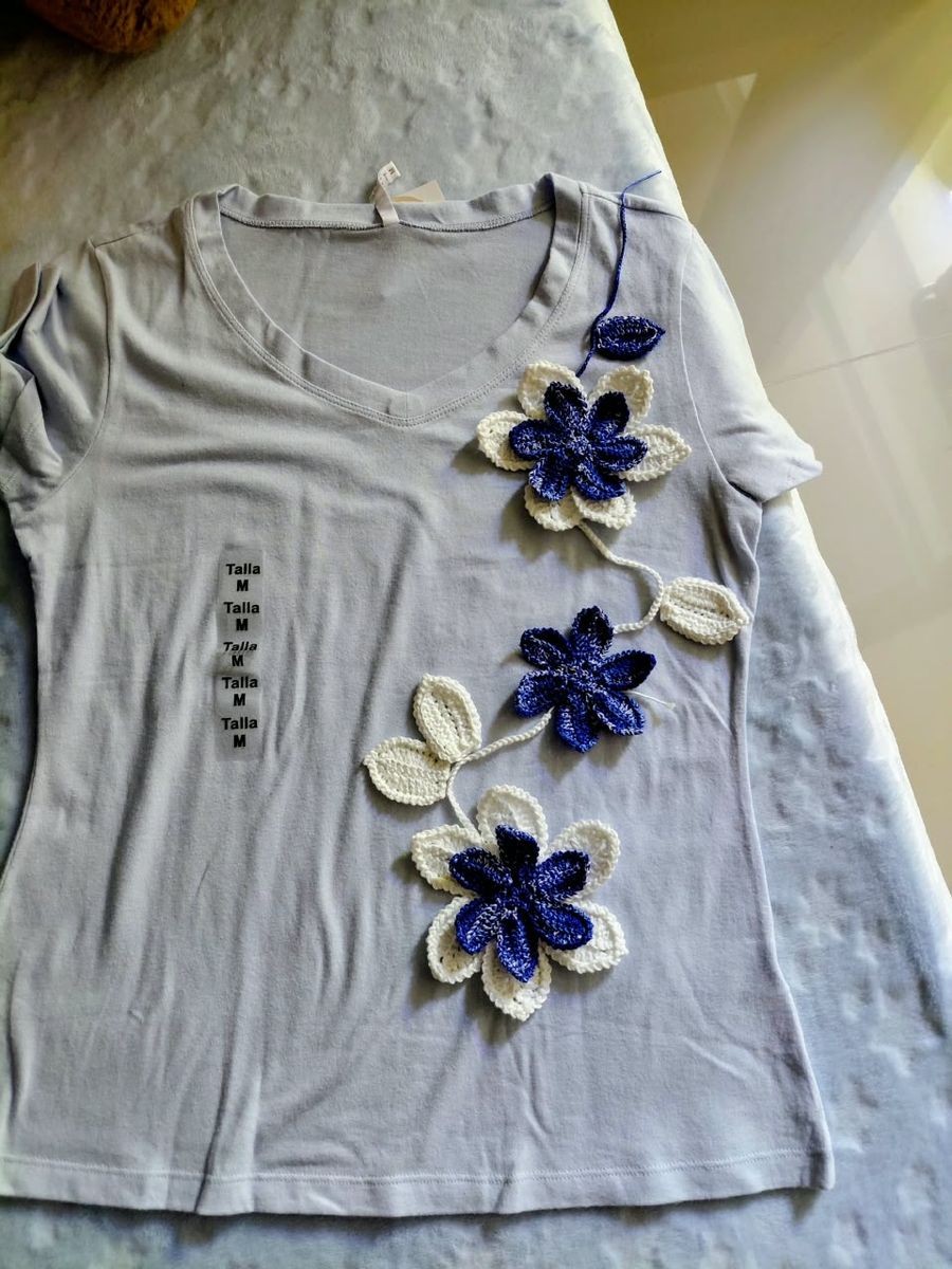 Camiseta gris perla con flores de crochet azul y blanco
