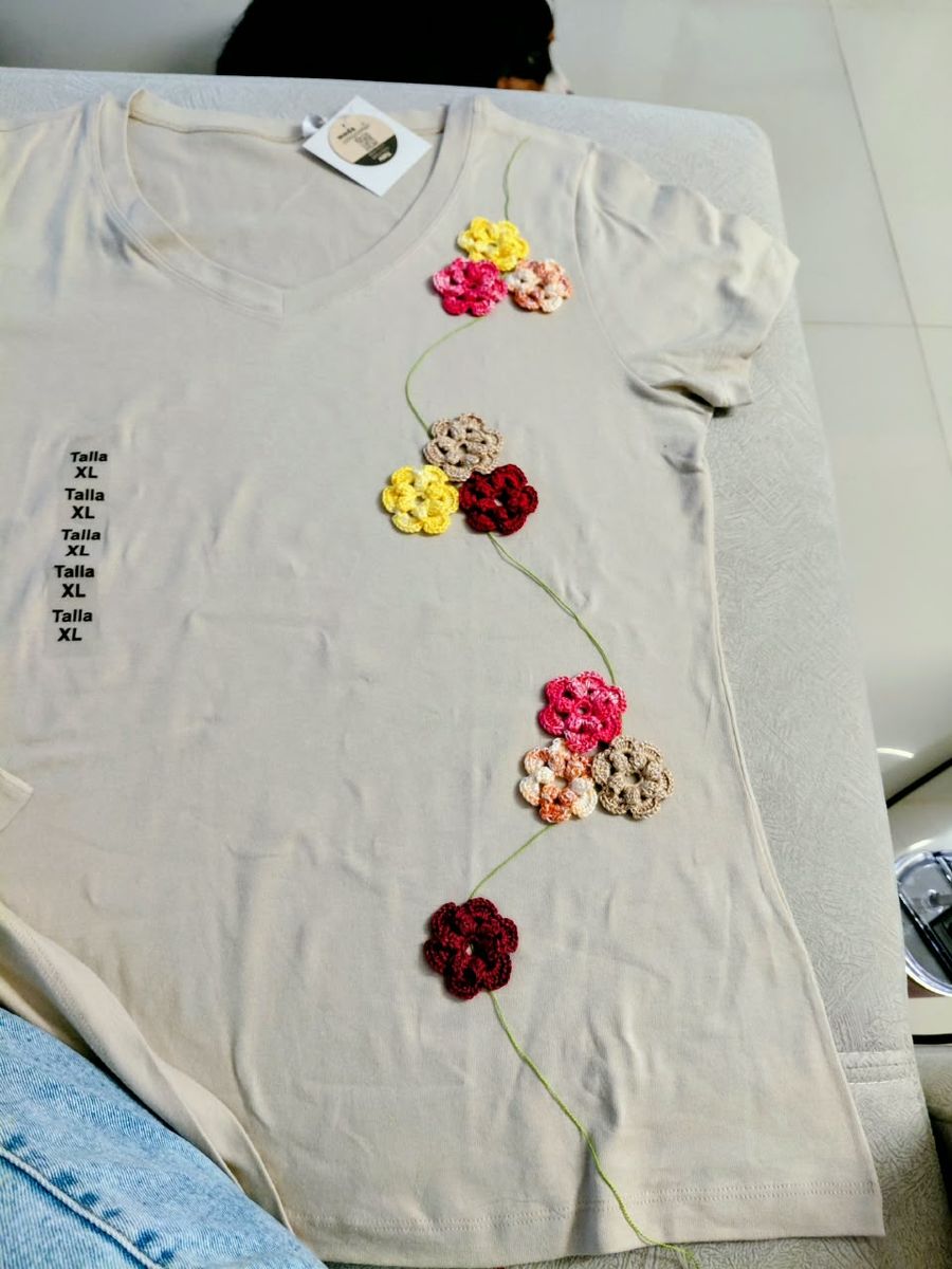 Camiseta beige con enredadera de flores de crochet multicolor