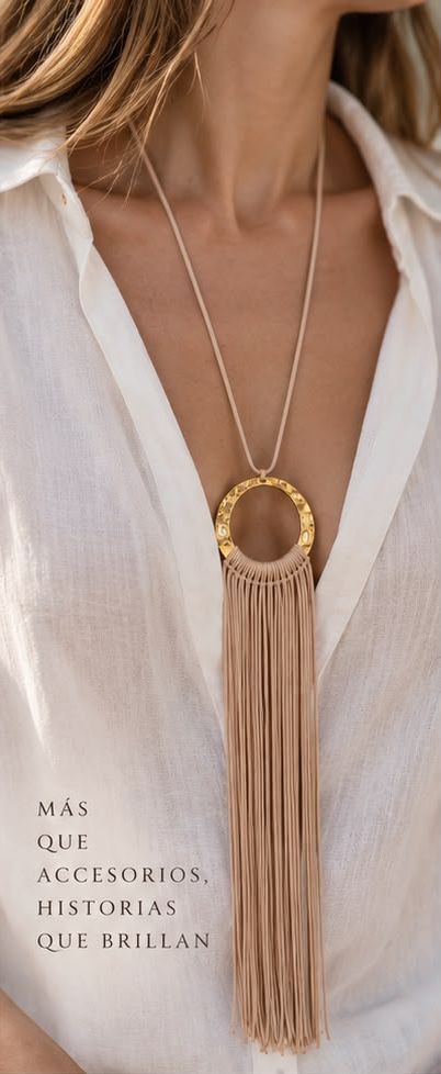 Collar Hebra Dorada puesto sobre blusa blanca